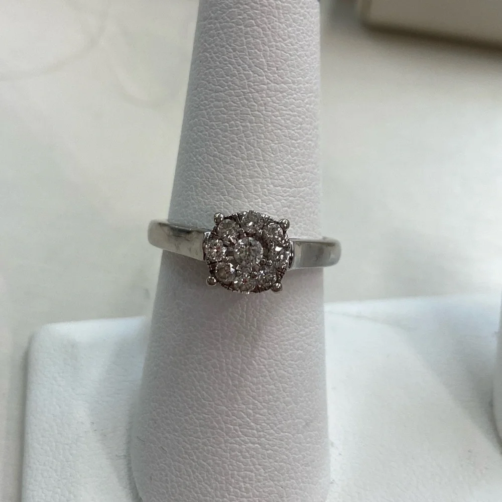 427827 10k Ring With Diamonds